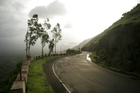 Windige Monsunlandschaft auf der kurvenreichen Straße des Pasarani Ghats, die die Bergstation von Panchgani und Wai verbindet; Maharashtra; Indien
