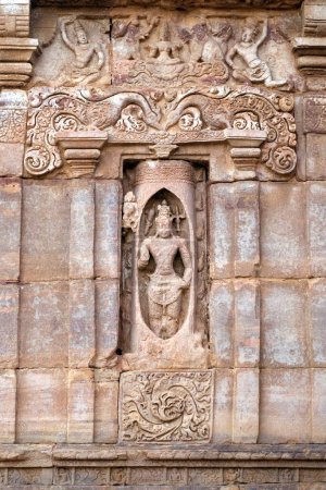 Foto de Patrimonio de la Humanidad por la UNESCO; Shiva que aparece de la escultura de Linga ardiente en el templo de Virupaksha es arquitectura Dravidian construida por la reina Lokamahadevi ocho siglo en Pattadakal; Karnataka; India - Imagen libre de derechos