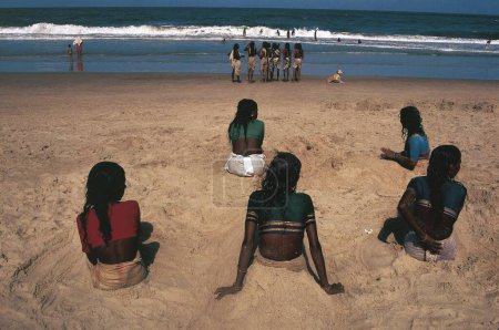 Foto de Los aldeanos del interior de las playas de la multitud de Goa, India - Imagen libre de derechos