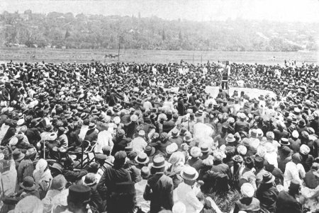 Foto de Una reunión masiva en el campo de fútbol indio de Durban, Sudáfrica, durante la campaña de satyagraha de 1913 - Imagen libre de derechos
