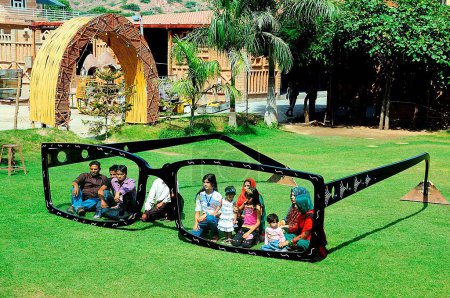 Téléchargez les photos : Spectacle sur le jardin et les gens assis dans celui-ci, Inde - en image libre de droit