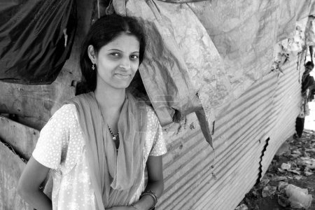 Téléchargez les photos : Dame debout devant la maison dans le bidonville de Malvani, Malad, Bombay Mumbai, Maharashtra, Inde - en image libre de droit