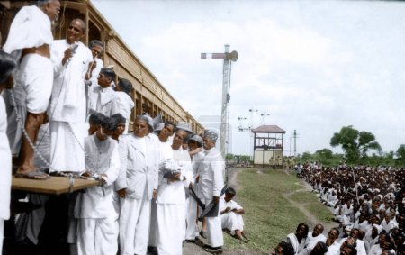 Foto de Mahatma Gandhi hablando desde el vagón ferroviario, India, Asia, febrero 1946 - Imagen libre de derechos