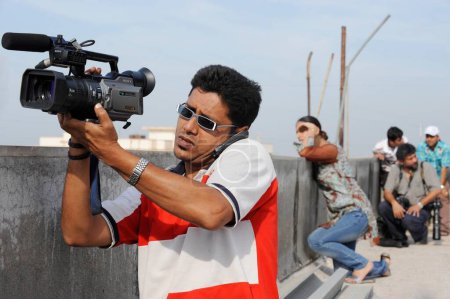 Téléchargez les photos : Un cameraman de la télévision prend position en face de Nariman House, après l'attentat terroriste perpétré par Deccan Moudjahidine le 26 novembre 2008 à Bombay Mumbai, Maharashtra, Inde - en image libre de droit