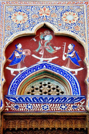 Foto de Pinturas de lord krishna bailando con gopika en la pared de haveli Fatehpur, Shekhawati, Rajasthan, India - Imagen libre de derechos