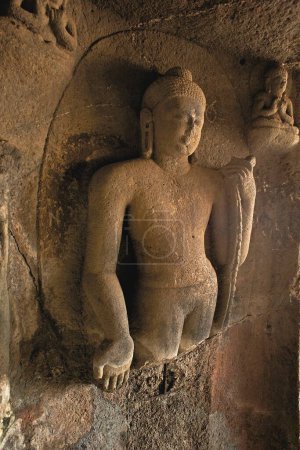 Estatuas de Buda en el templo cueva hinyana pandav cuevas del primer siglo aC al segundo siglo dC; Satavahana; Nasik; Maharashtra; India