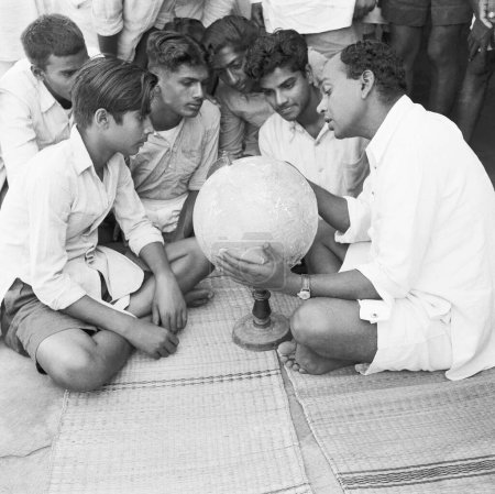 Téléchargez les photos : Cours de géographie, VIDYAPITH forme des jeunes ruraux à la vie progressiste, ville de Nanjangud près de Mysore, Karnataka, Inde - en image libre de droit