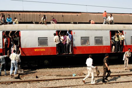 Téléchargez les photos : Personnes voyageant au-dessus des difficultés de train pendant le voyage, Bombay Mumbai, Maharashtra, Inde - en image libre de droit
