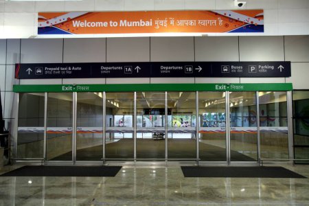 Foto de Puerta de salida recientemente desarrollada que da la bienvenida a los pasajeros en la terminal internacional del aeropuerto de Chhatrapati Shivaji Maharaj; Bombay Mumbai; Maharashtra; India - Imagen libre de derechos