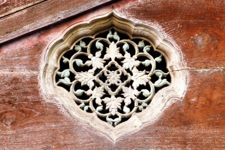 Jalli des Fensters von Miniatur-Holz geschnitzt floralen Design im Shree-Ram-Tempel; Tulsi baug; Pune; Maharashtra; Indien