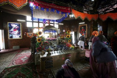 Téléchargez les photos : Sanctuaire sikhs Shri Hemkund Sahib situé (4320 mètres de haut) à Govind ghat qui est la porte d'entrée de la vallée de Bhvundar ou Lakshman Ganga, Uttaranchal, Inde - en image libre de droit