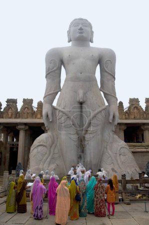 Téléchargez les photos : Statue de la divinité jaïne gomateshvara, Sravanabelagola, Hassan, Karnataka, Inde - en image libre de droit