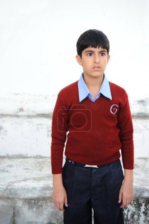 Téléchargez les photos : Enfant acteur sur les téléviseurs série, Diu, Inde - en image libre de droit