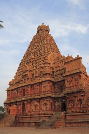 Téléchargez les photos : Temple Brihadeshwara également appelé Big Temple dédié au Seigneur Shiva construit au 11ème siècle par l'Empire Chola situé à la tête du delta du fleuve Kaveri ; Thanjavur ; Tamil Nadu ; Inde Site du patrimoine mondial de l'UNESCO - en image libre de droit