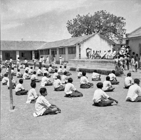 Téléchargez les photos : Vieux millésime noir et blanc des années 1900 photo de l'assemblée des écoliers indiens Inde des années 1940 - en image libre de droit
