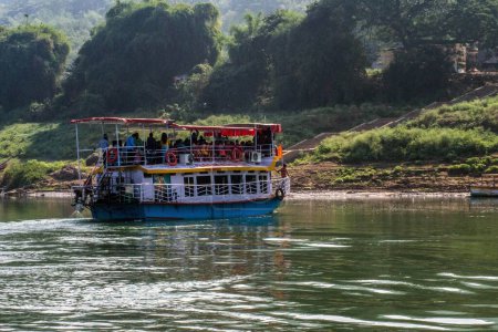 Téléchargez les photos : Ferry boat Pattiseema à Papikondalu Hill, Godavari River, Andhra Pradesh, Inde, Asie - en image libre de droit