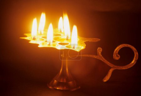 Téléchargez les photos : Lampe à huile, lampes Arati Préparé pour le culte, Niranjana - en image libre de droit