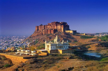 Téléchargez les photos : Cénotaphe en marbre Jaswant Thada et fort Meherangarh, Jodhpur, Rajasthan, Inde - en image libre de droit