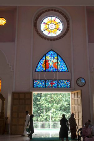 Téléchargez les photos : Intérieur, Église catholique Saint George Forane Syrienne à Angamally près d'Ernakulum, Kerala, Inde - en image libre de droit