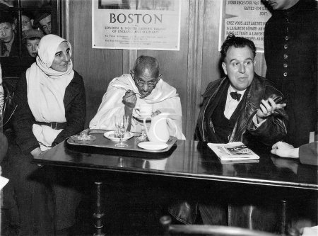Téléchargez les photos : Mahatma Gandhi et Mirabehn reçus à son entrée à Vallorbe, en Suisse, par Edmond Privat (à droite) et une délégation du Parti socialiste à Vallorbe, le 6 décembre 1931 - en image libre de droit