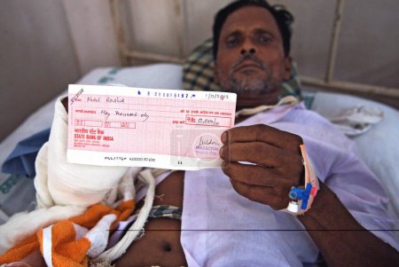Foto de Abdul rashid mostrando cheque de compensación víctima de ataque terrorista por muyahidines decanos en Bombay Mumbai, Maharashtra, India 1-diciembre-2008 - Imagen libre de derechos
