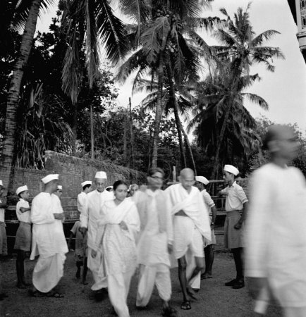 Foto de Mahatma Gandhi y otros; saludado por soldados del Ejército Nacional Indio en Rungta House; Mumbai; 1945 También se puede ver Shantikumar Morarjee y Thakkar Bapa; India - Imagen libre de derechos