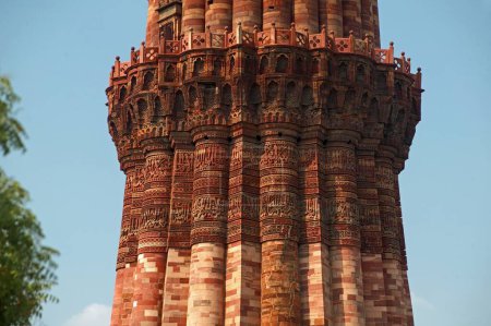 Caligrafía en Kutub Minar, Delhi, India