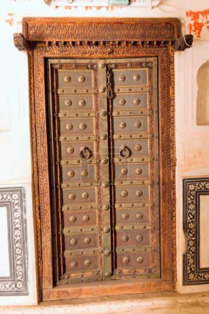 Geschlossene geschnitzte Tür, Morarka Haveli Museum, Nawalgarh, Shekhawati, Rajasthan, Indien, Asien