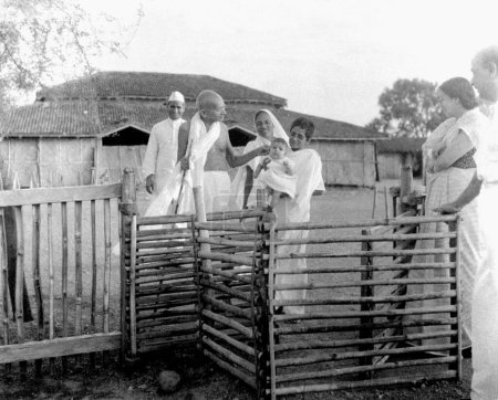Téléchargez les photos : Mahatma Gandhi avec des ashramites à l'Ashram de Sevagram, Vardha, Maharashtra, Inde, 1941 - en image libre de droit