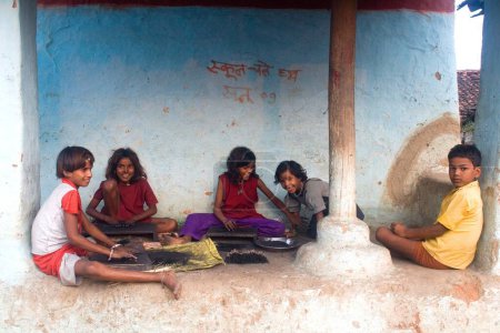 Foto de Trabajos infantiles haciendo varilla de incienso en la aldea, India - Imagen libre de derechos