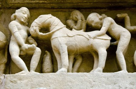 Téléchargez les photos : Sexe non naturel avec sculpture de cheval à Khajuraho Madhya Pradesh Inde Asie - en image libre de droit