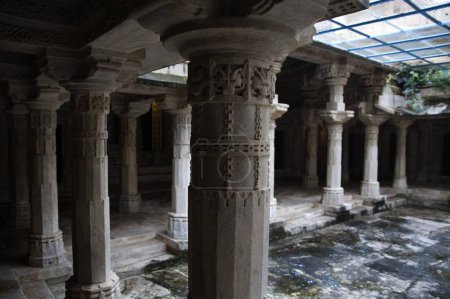 Téléchargez les photos : Piliers et galerie autour de 2000 ans monument antique dans le temple Adinath Jain ; Village Dilwara ; Udaipur ; Rajasthan ; Inde - en image libre de droit