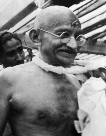 Foto de Mahatma Gandhi y otros en la casa del Sr. Chhitabhai Patel en Bardoli, 1939, India - Imagen libre de derechos
