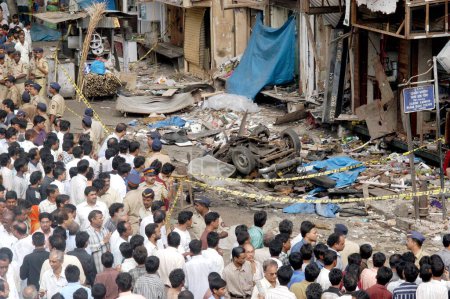 Téléchargez les photos : Des policiers inspectant la foule sur les lieux de l'explosion se sont rassemblés à Zaveri Bazaar dans la zone occupée de Kalbadevi, Bombay Mumbai, Maharashtra, Inde Le 26 août 2003 - en image libre de droit