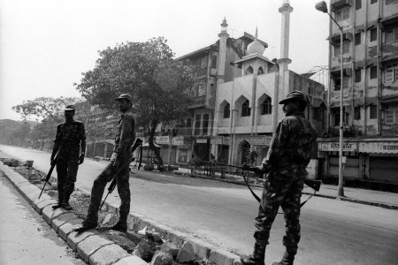 Foto de Personal del ejército y policía armada desplegados en Behrampada Bandra para evitar disturbios después de que fundamentalistas religiosos demolieran el Babri Masjid en Ayodhya en Uttar Pradesh el 6 / 12 / 1992 - Imagen libre de derechos
