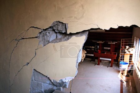Téléchargez les photos : Murs fissurés du centre communautaire juif de la maison nariman par des terroristes moudjahidines du deccan attentat à Bombay Mumbai, Maharashtra, Inde 17-février-2009 - en image libre de droit