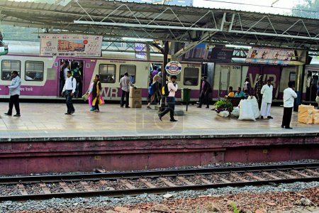 Foto de Estación de tren de Prabhadevi, Mumbai, Maharashtra, India, Asia - Imagen libre de derechos