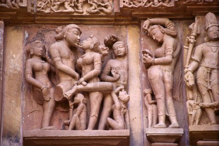 Téléchargez les photos : Gamme et variété d'images érotiques sur le temple Lakshmana, Khajuraho, Madhya Pradesh, Inde - en image libre de droit