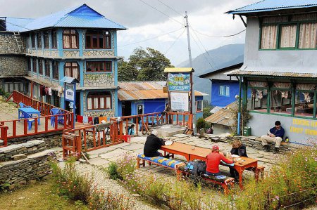 Téléchargez les photos : Touristes sur la table à manger à l'hôtel, Ghoripani, Népal - en image libre de droit