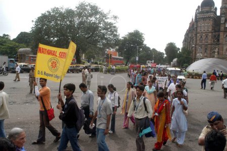 Téléchargez les photos : Des étudiants ont organisé une marche pour la paix pour marquer la Journée mondiale de la paix ou Hiroshima-Nagasaki au terminal Victoria maintenant CST Chattrapati Shivaji Terminal, Bombay Mumbai, Maharashtra, Inde - en image libre de droit