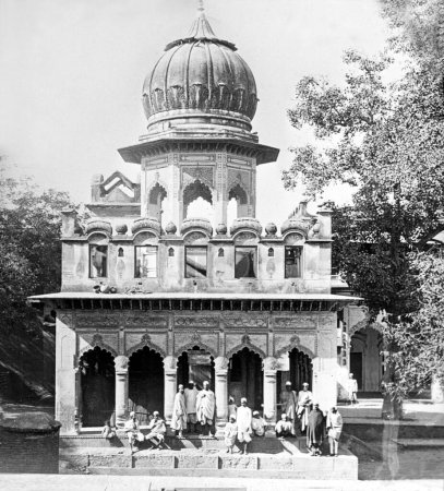 Téléchargez les photos : Vieille lanterne vintage toboggan de monument indien avec dôme et pilier, Inde, Asie - en image libre de droit