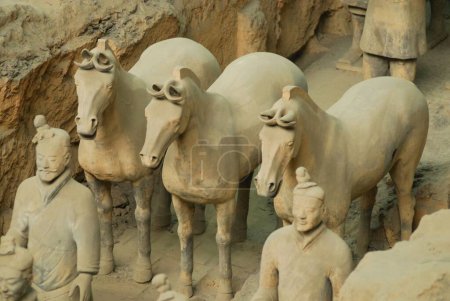 Téléchargez les photos : Statues de guerriers en terre cuite et leurs chevaux dans la fosse 1 ; armée en terre cuite ; dynastie Qin ; Xian ; Chine - en image libre de droit
