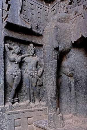 Statuen in der Karli-Karla-Höhle chaityan im zweiten Jahrhundert v. Chr.; Lonavala; Maharashtra; Indien