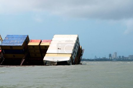 Foto de Buque contenedor chitra inclinado peligrosamente colisionando en el mar; Bombay Mumbai; Maharashtra; India 9-agosto-2010 - Imagen libre de derechos