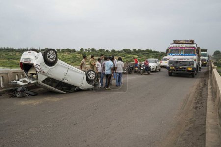 Téléchargez les photos : Accident de voiture sur la route, Gujarat, Inde, Asie - en image libre de droit