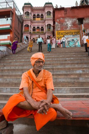 Foto de Sadhu sentado en vijayanagaram ghat, varanasi, uttar pradesh, india, asia - Imagen libre de derechos