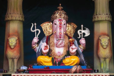 Téléchargez les photos : Idole de seigneur ganesh (dieu tête d'éléphant) ; Ganesh ganpati Festival ; pune ; maharashtra ; Inde - en image libre de droit