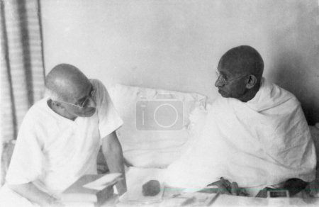 Téléchargez les photos : Mahatma Gandhi, le jour de son silence, écrivant une note à Chakravarti Rajagopalachari à Birla House, Mumbai, 1945, Inde - en image libre de droit