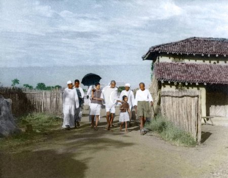 Foto de Mahatma Gandhi, Abha Gandhi (con paraguas) y otros en Satyagraha Ashram, Sevagram, Wardha, Maharashtra, India, Asia, 1938 - Imagen libre de derechos