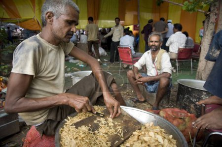 Foto de Hombre cortando alimentos vegetales para los partidarios de anna hazare ramlila maidan nueva delhi India Asia - Imagen libre de derechos